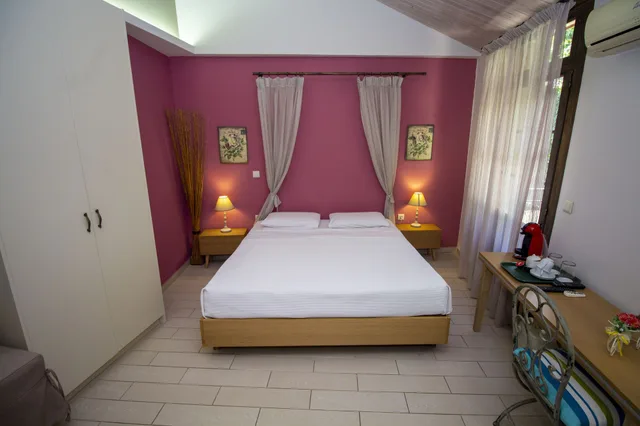 غرفة كلاسيكية بسرير كوين بشرفة، Elia Portou Rooms 1/5