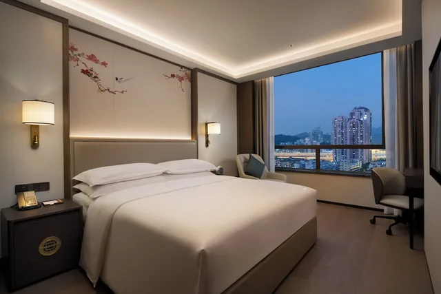 Junior Suite, King Bed, Yuexiu Hotel Guangzhou, Curio Collection by Hilton 2/5