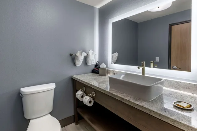 غرفة قياسية بسريرين كوين مع أريكة، Best Western Plus Las Vegas West 5/5