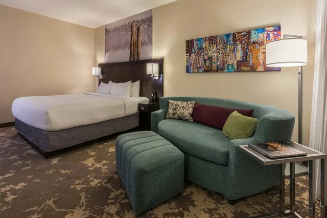 غرفة بسرير كينج، Courtyard Marriott City Center 2/3