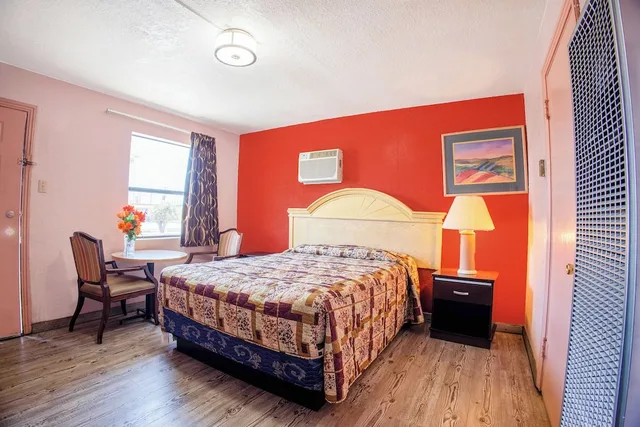 غرفة بسرير كوين، Sands Motel By OYO El Paso near Airport 1/3