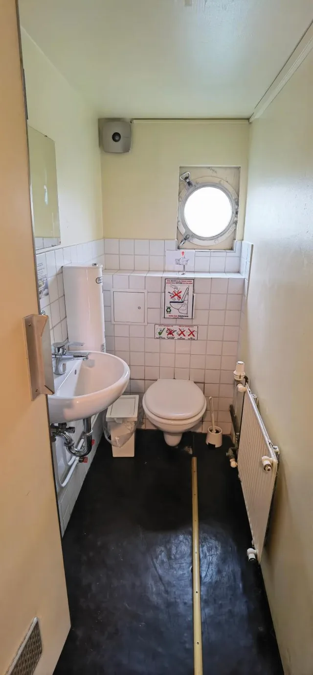 كابينة غربية بسرير مزدوج بحمام مشترك، Eastern Comfort Hotel & Hostelboat 9/10