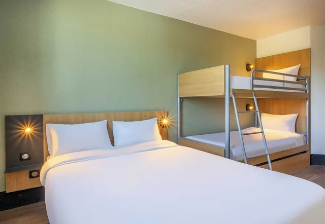 غرفة رباعية بسرير مزدوج وسريرين منفصلين، B&B Hotel Toulon Ollioules 1/9