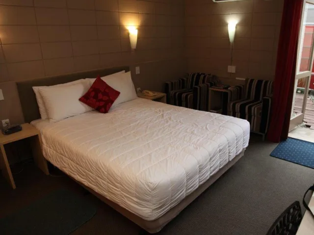Courtyard, Studio, Epsom Motel 1/2