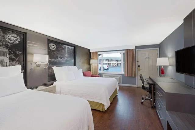 Room, 2 Queen Beds, Super 8 By Wyndham Sturbridge 2/2