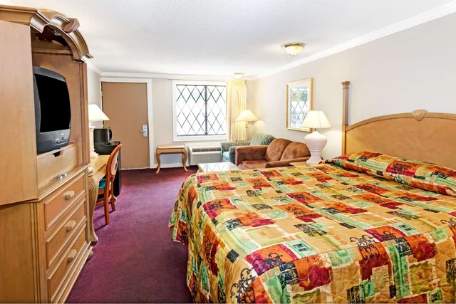غرفة بسرير كينج، Knights Inn Austell GA 1/1