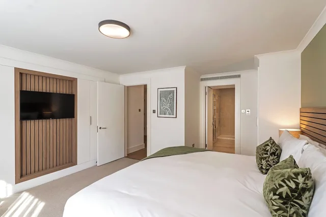 شقة ديلوكس بسرير كينج وسرير فردي بشرفة بغرفتي نوم، Monarch House - Serviced Apartments - Kensington 8/10