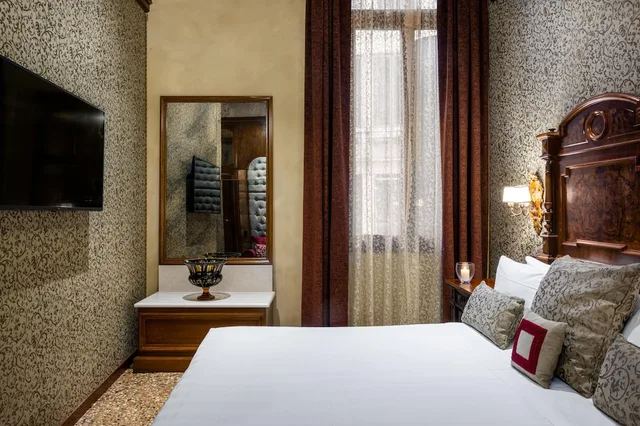 Deluxe, Double Bed, Canal View, Palazzo Priuli 4/8