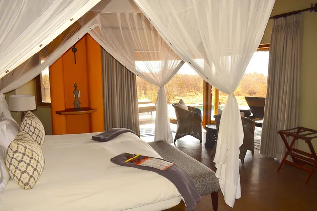 غرفة بريميوم بسرير كينج بغرفة نوم واحدة مع أريكة، Rhulani Safari Lodge 2/4