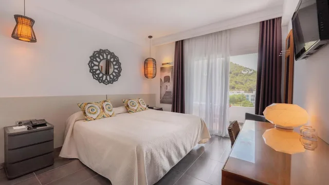 غرفة ديلوكس بإطلالة على الشاطئ مفردة بسرير مزدوج، Palladium Hotel Cala Llonga - Adults Only 4/10