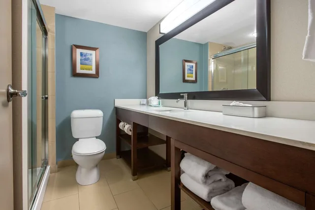 غرفة بسرير كوين، Clarion Hotel & Suites Brandon 6/6