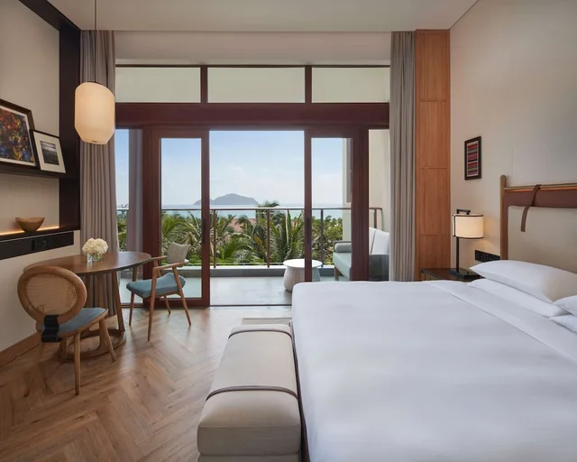 غرفة بسرير كينج بإطلالة على البحر، Grand Hyatt Shenzhou Peninsula 1/3