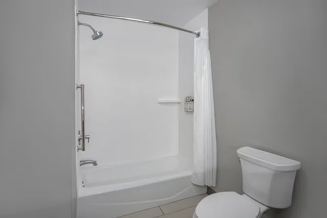 غرفة قياسية بسرير كينج، Holiday Inn Express Hotel Suites Clinton 8/8