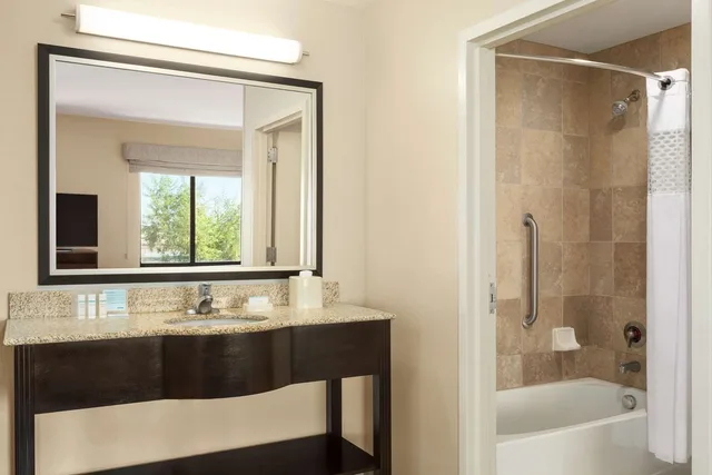 جناح بسريرين كوين بحوض استحمام لذوي الإعاقة، Hampton Inn And Suites Phoenix Glendale Westgate Az 7/7