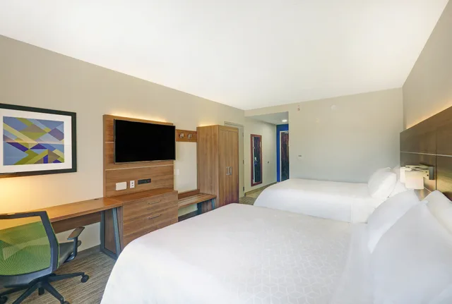 Room, 2 Queen Beds, Holiday Inn Express Hotel Suites Woodstock South 3/4