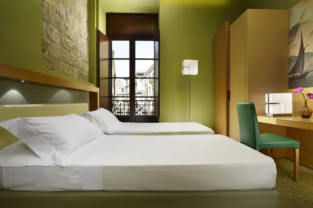 غرفة كلاسيكية بسرير كوين، Unahotels Napoli 3/5