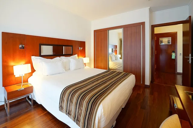 شقة عائلية بسرير كوين وسريرين منفصلين بغرفتي نوم مع أريكة بمطبخ، Legendary Lisboa Suites 1/4