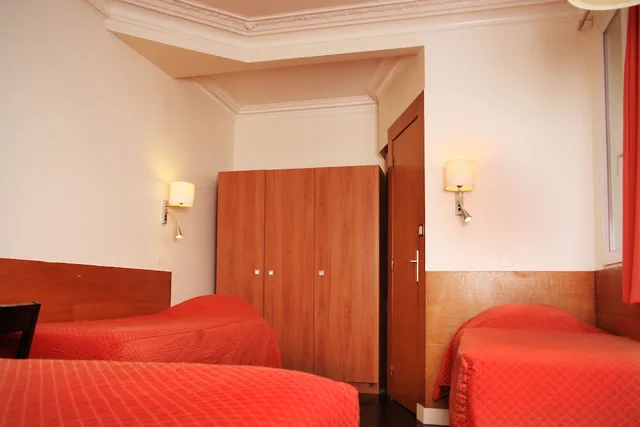 غرفة ثلاثية بسرير مزدوج وسرير فردي بحمام مشترك، Hotel Marignan 3/7