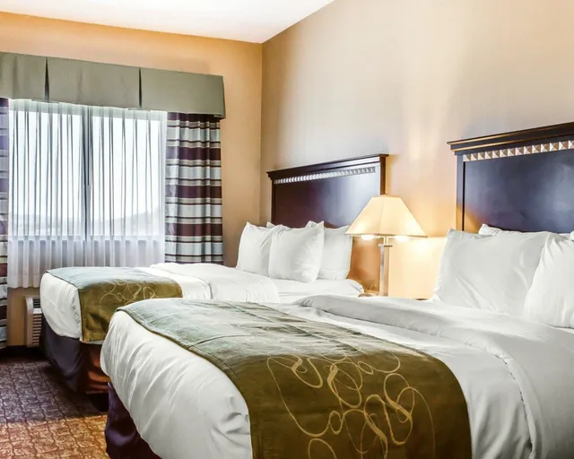 جناح بسريرين كوين مع أريكة لذوي الإعاقة، Comfort Suites Bloomsburg, PA 1/6
