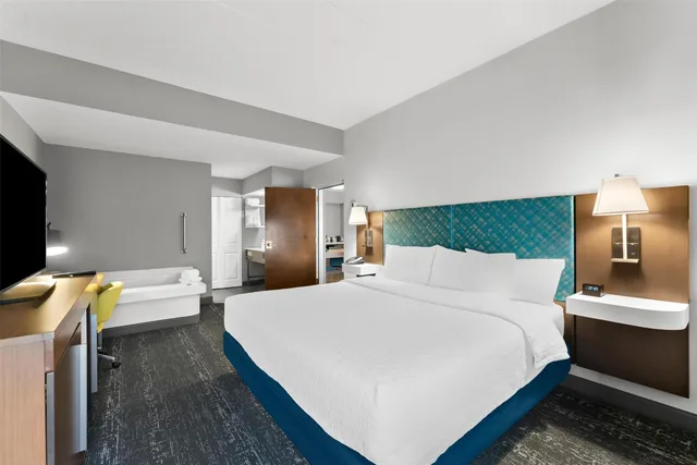 جناح بسرير كينج بغرفة نوم واحدة مع أريكة بحوض جاكوزي، Hampton Inn Suites Newtown 1/10