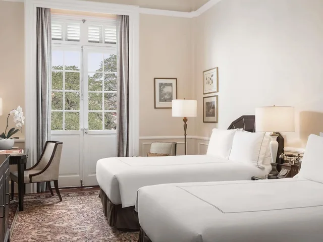 Landmark, Twin Beds، Raffles Hotel Le Royal 3/6