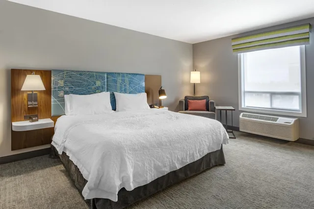 غرفة قياسية بسرير كينج، Hampton Inn & Suites by Hilton Edmonton/West 1/4