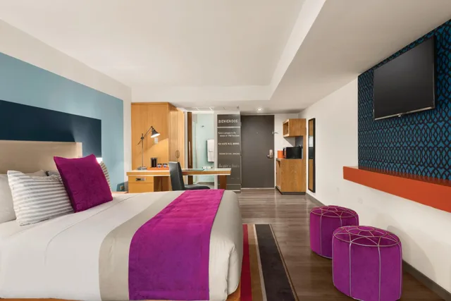 غرفة بريميير بسرير كينج لذوي الإعاقة، Tryp By Wyndham Isla Verde 1/3