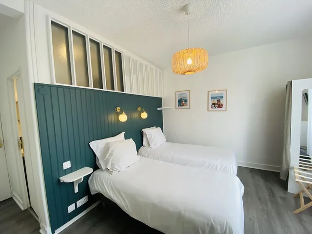 غرفة قياسية بسريرين منفصلين، Hôtel Saint-Michel 1/3