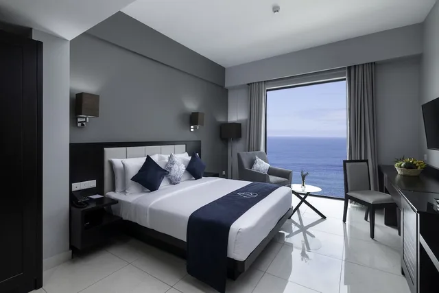 Deluxe, Queen Bed, Partial Sea View, Hotel MaRadha Colombo 4/7