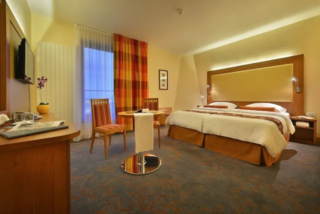 جناح عائلي بسريرين كينج بغرفتي نوم، MAXIMILIAN LIFESTYLE RESORT 1/3