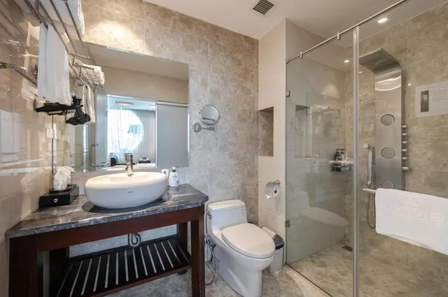 Deluxe, Queen Bed, A25 Hotel - 63A Phuong Liet 4/4