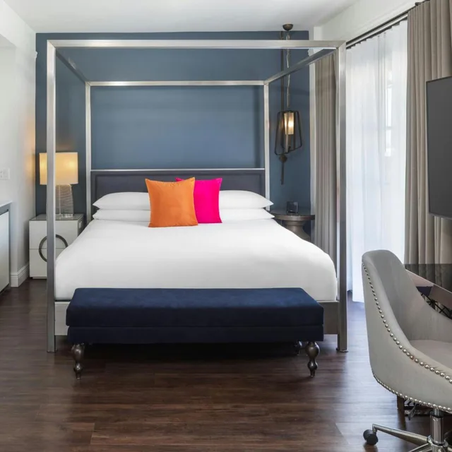 Oasis, Guest Room, Deluxe, King Bed, Sofa, Pool Access، Hotel Colonnade Coral Gables Autograph Collection 1/3
