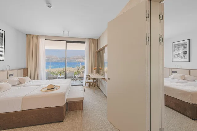 غرفة متصلة عائلية بإطلالة على البحر بشرفة، Grand Hotel View 1/1
