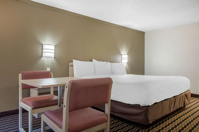 غرفة بسرير كينج لذوي الإعاقة، Rodeway Inn Sharonville - Cincinnati North 2/4