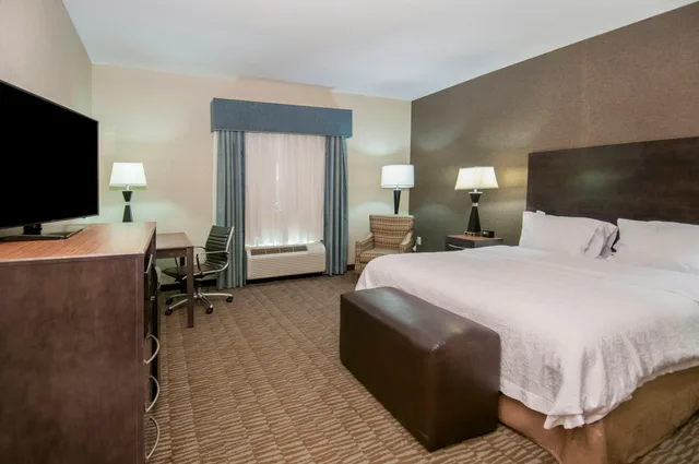 Room, King Bed, Sofa, Hampton Inn Hernando Ms 2/10