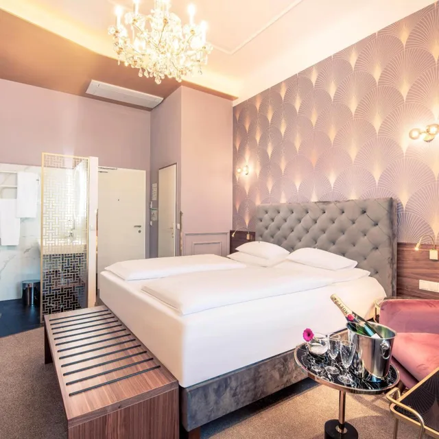 غرفة بسرير كينج بجاكوزي، Boutique Hotel Donauwalzer 1/5
