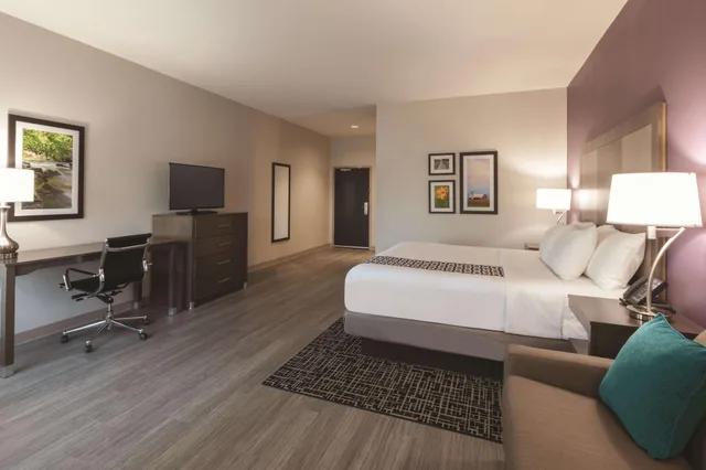 Deluxe, King Bed, La Quinta Inn & Suites By Wyndham Terre Haute 2/2