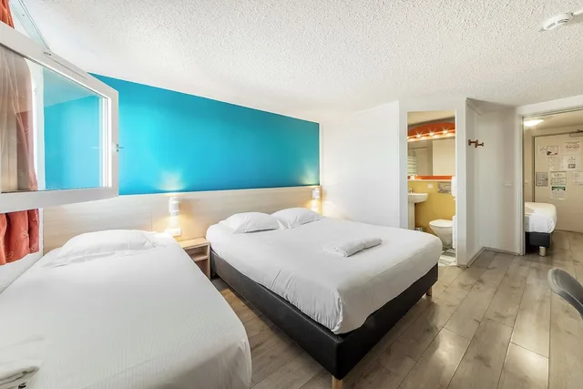 غرفة قياسية بسريرين منفصلين وسرير كوين وسريرين منفصلين، Comfort Hotel Montlucon 2/6