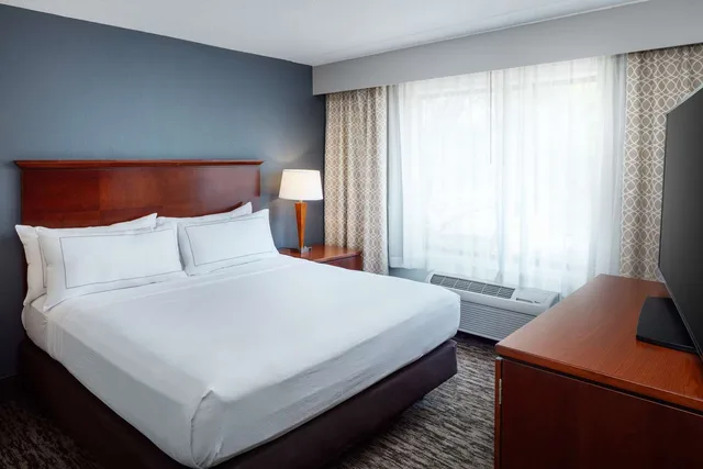 جناح بسرير كوين بغرفتين مع أريكة، Doubletree By Hilton Princeton 1/1