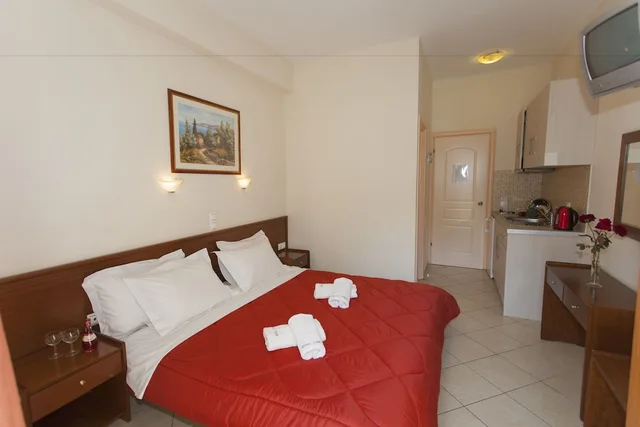 غرفة بسريرين منفصلين بإطلالة على الحديقة، Loukas Hotel &amp; Apartments 1/10
