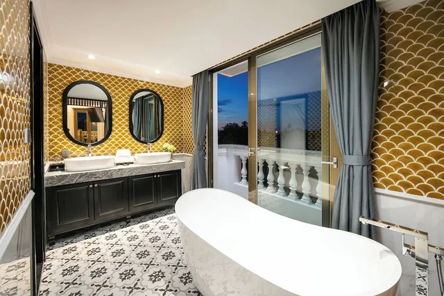 جناح فاخر بسرير كينج بشرفة، Grand Sunrise Palace Hoi An 2/2