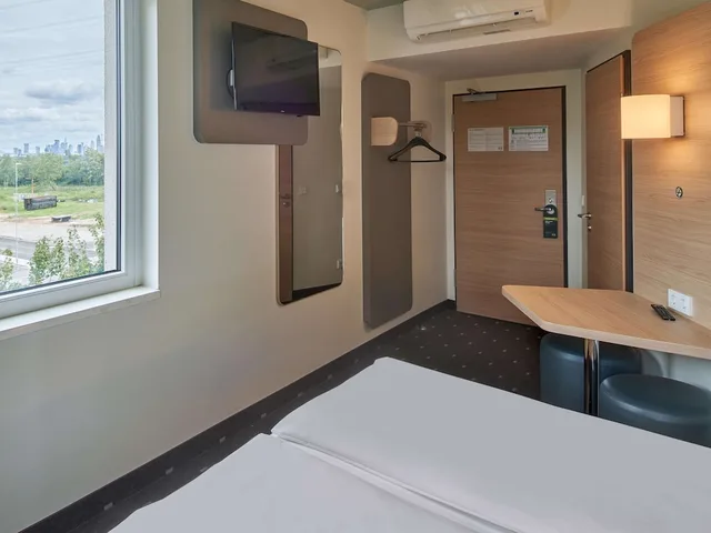 غرفة بسرير كوين، B&B Hotel Frankfurt-West 5/7