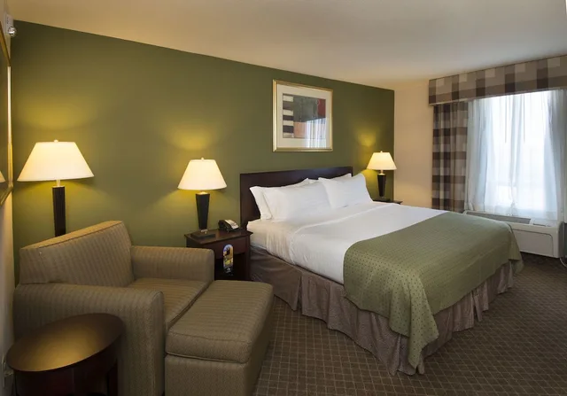 غرفة قياسية بسرير كينج، Holiday Inn Kansas City Airport 2/7