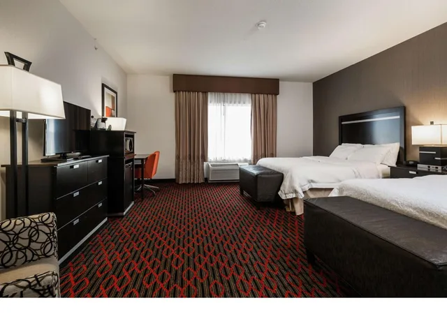 غرفة بسرير كينج وسريرين كوين لذوي الإعاقة، Hampton Inn and Suites by Hilton Lethbridge 2/2