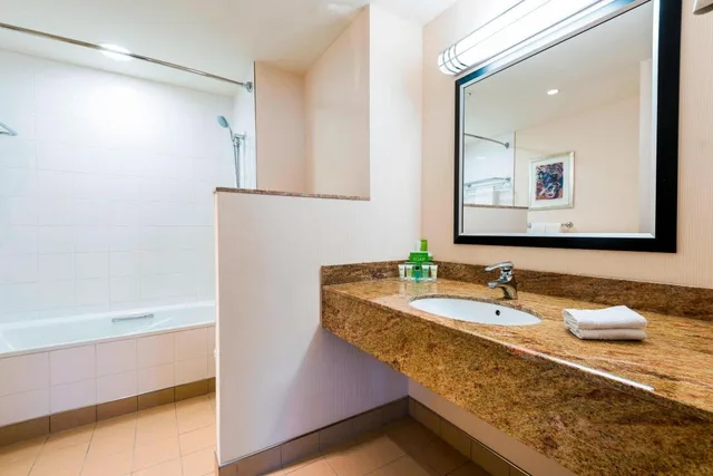 جناح جونيور بسرير كينج مع أريكة في طابق مرتفع، Courtyard By Marriott Prague City 5/5