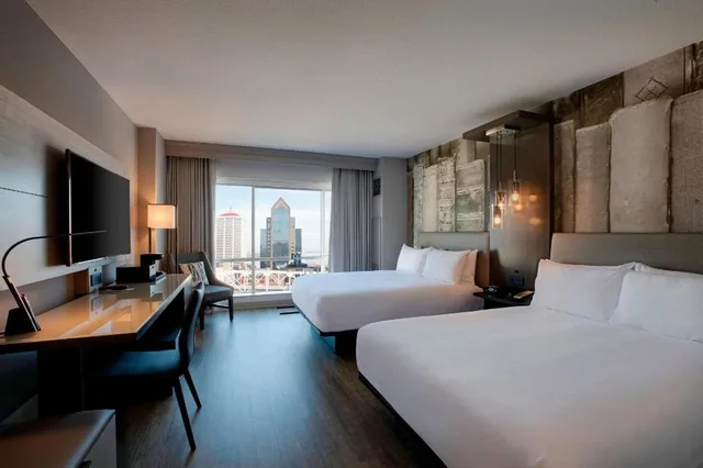 غرفة بسريرين كوين مع دخول صالة النادي في طابق مرتفع، Marriott Louisville Downtown 1/5