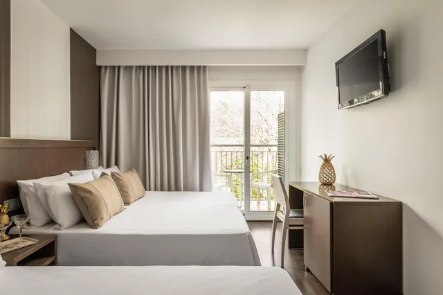 غرفة ثلاثية، The Place Mariner - Adults Only 4/10