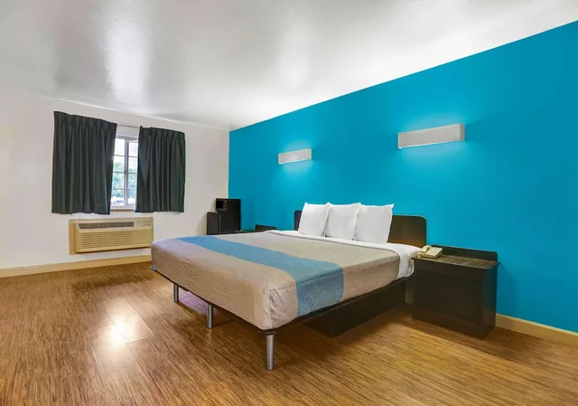 غرفة قياسية بسرير كينج، Motel6 Anderson, CA - Redding Airport 2/8