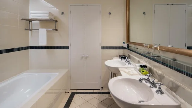 Suite, King Bed, Marina View, Intercontinental Sanctuary Cove 3/4