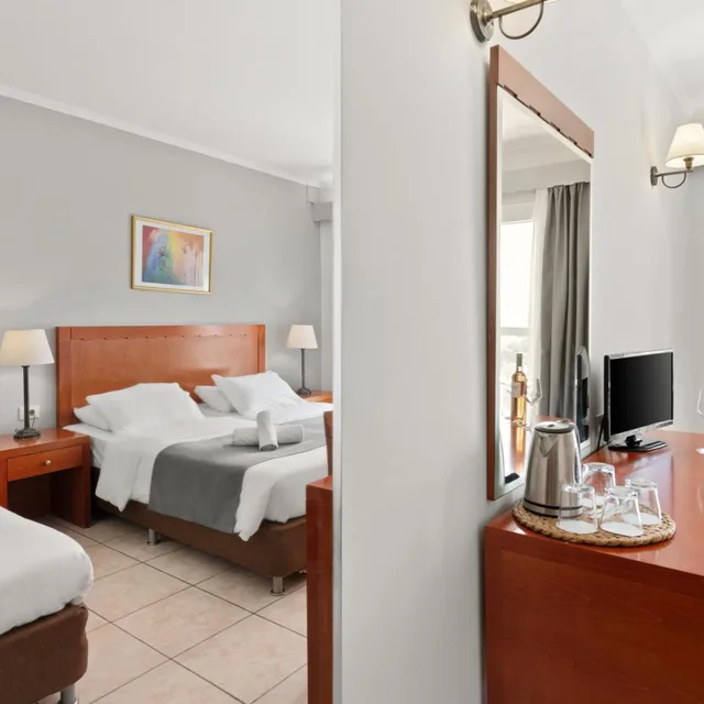 غرفة عائلية بإطلالة على البحيرة بغرفتي نوم، Ariti Grand Hotel Corfu 3/6